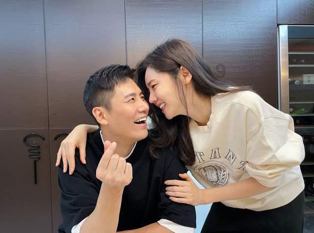 未婚妻去世后伺候岳母十年，老人临终留下一盒子，打开他泪如雨下